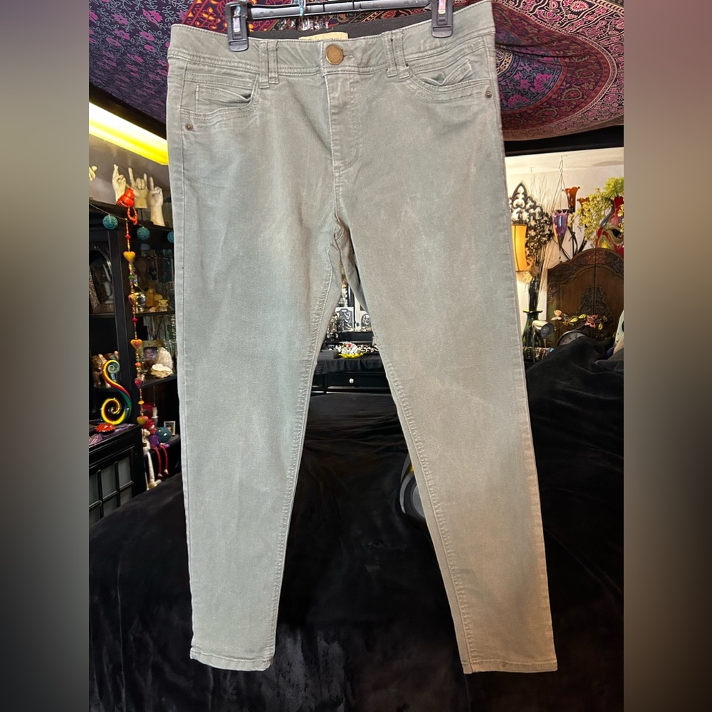 Democracy jeans!!🌸 color is a washed out light olive. Size 14..